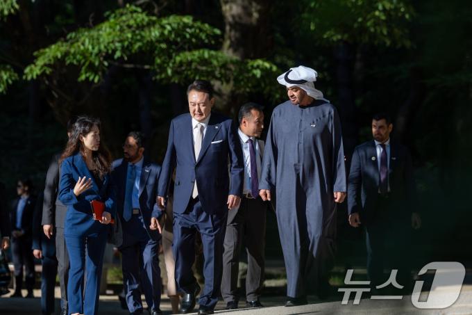 [사진] 윤석열 대통령, 모하메드 UAE 대통령과 창덕궁 산책