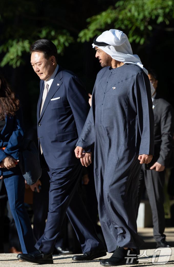 [사진] 창덕궁에서 모하메드 UAE 대통령과 산책하는 윤석열 대통령