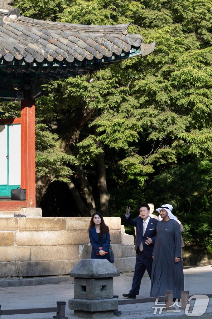 [사진] 윤석열 대통령, 창덕궁에서 모하메드 UAE 대통령과 환담