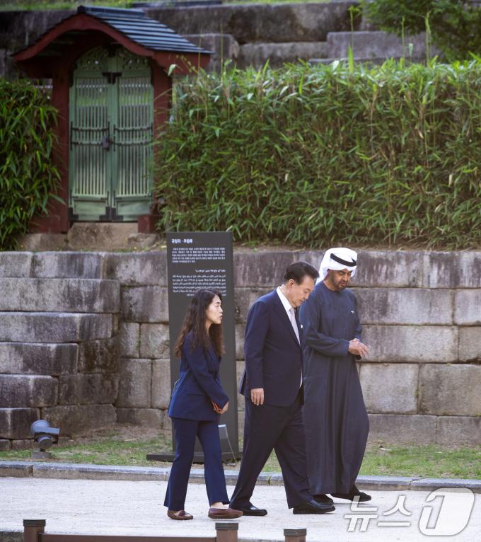 [사진] 모하메드 UAE 대통령과 창덕궁 후원 산책하는 윤석열 대통령
