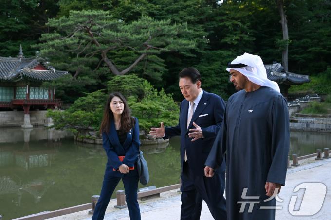 [사진] 윤석열 대통령, 모하메드 UAE 대통령과 창덕궁 후원 산책