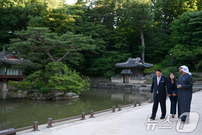 [사진] 윤석열 대통령, 모하메드 UAE 대통령과 창덕궁 후원 산책