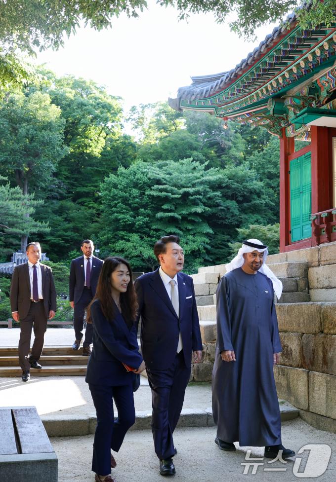 [사진] 모하메드 UAE 대통령과 산책하는 윤석열 대통령