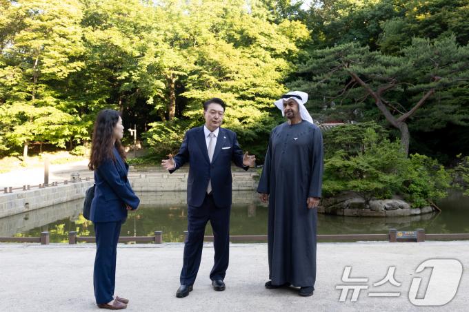 [사진] 윤석열 대통령, 창덕궁에서 모하메드 UAE 대통령과 환담