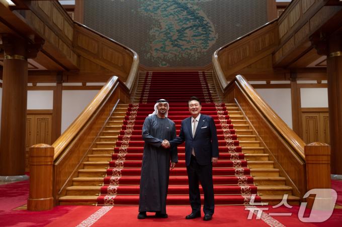 [사진] 모하메드 UAE 대통령과 악수하는 윤석열 대통령