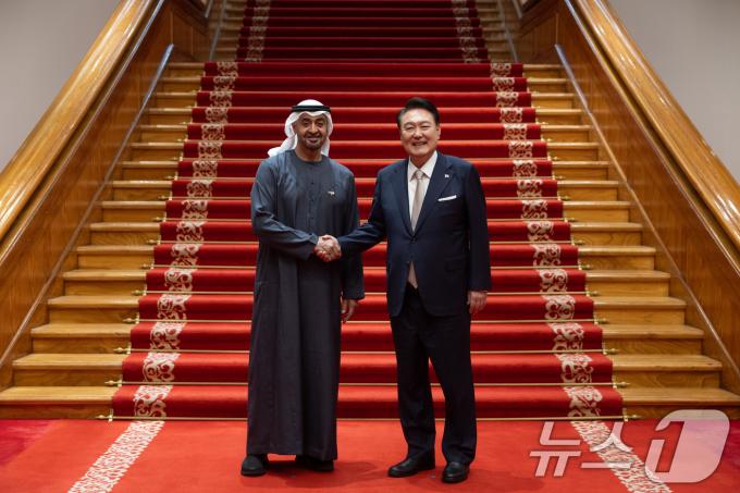 윤석열 대통령이 28일 청와대 본관에서 열린 모하메드 빈 자이드 알 나흐얀 아랍에미리트(UAE)대통령 국빈 방한 친교 만찬에서 모하메드 대통령과 악수하고 있다. (대통령실 제공) 2024.5.28/뉴스1 ⓒ News1 송원영 기자