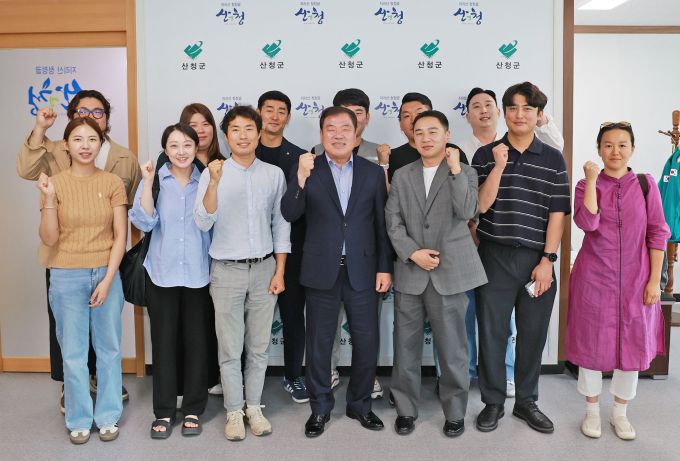 이승화 군수가 청년소상공인들과 간담회 후 기념촬영을 하고 있다./사진=산청군