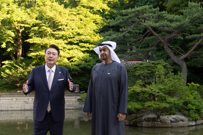 윤석열 대통령이 지난 28일 국빈 방한한 아랍에미리트연합국(UAE)의 무함마드 빈 자이드 알 나흐얀 대통령과 함께 서울 창덕궁을 방문했다. 사진은 윤 대통령(왼쪽)이 무함마드 대통령과 지난 28일 서울 종로구 창덕궁 부용지 일원에서 함께 산책하는 모습. /사진=뉴시스(대통령실 제공) 
