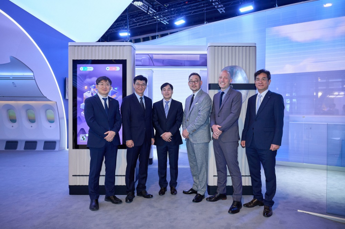 AIX 보잉 부스 앞 관계자 (좌측부터: 보잉한국기술연구센터 남시욱 R&D 부문장, LIG넥스원 김정열 항공연구소장, LG디스플레이 임주수 사업개발실장, 보잉 앙코어 인테리어스 마이클 손 부사장, 보잉 디자인 톰 이튼 부문장, LIG넥스원 이주영 항공드론사업팀장) /사진=보잉