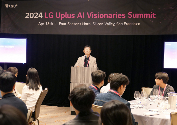 사진은 LG유플러스 황현식 사장이 미국 실리콘밸리 포시즌스 호텔에서 AI 분야의 글로벌 인재들과 만남을 갖고 미래 비전을 공유하는 행사를 진행하고 있고 있는 모습. /사진=LG유플러스