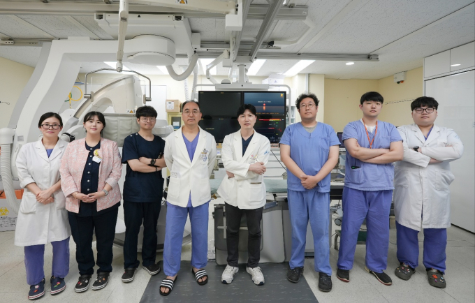  이현국 온종합병원 심혈관센터센터장(왼쪽 다섯번째)과 김현수 교수(왼쪽 네번째) 등 센터 관계자들이 심혈관 중재시술 인증기관 선정 기념촬영을 하고 있다./사진=온종합병원