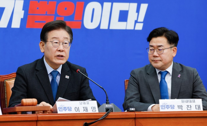 이재명 더불어민주당 대표가 29일 "민생회복지원금의 보편 지원이 어렵다면 차등 지원도 수용하겠다"고 밝혔다. 사진은 이 대표(왼쪽)가 29일 서울 여의도 국회에서 열린 최고위원회의에 참석해 모두 발언하는 모습. /사진=뉴스1