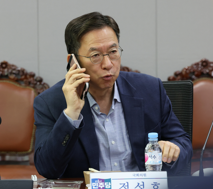정성호 더불어민주당 의원(경기 양주시)이 지난 28일 국회 본회의에서 채상병 특검법 재표결에서 민주당 내 이탈표가 생겼을 가능성에 대해 큰 의미가 없다고 밝혔다. 사진은 정 의원이 지난 14일 서울 여의도 국회 의원회관에서 열린 제22대 당선자 의정활동 학습모임 '한국사회, 어떻게 가야하는가?' 에서 통화하는 모습. /사진=뉴스1