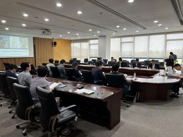 이진찬 분당신도시 선도지구 민관합동 TF추진단장 등 관계자들이 27일 TF추진단 회의를 열고 있다. / 사진제공=성남시