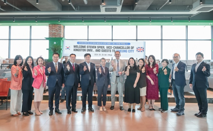  스티븐 스피어 킹스턴대학교 총장(오른쪽 일곱번째) 일행이 28일  거북섬 일대 현장 투어에서 포즈를 취하고 있다. / 사진제공=시흥시