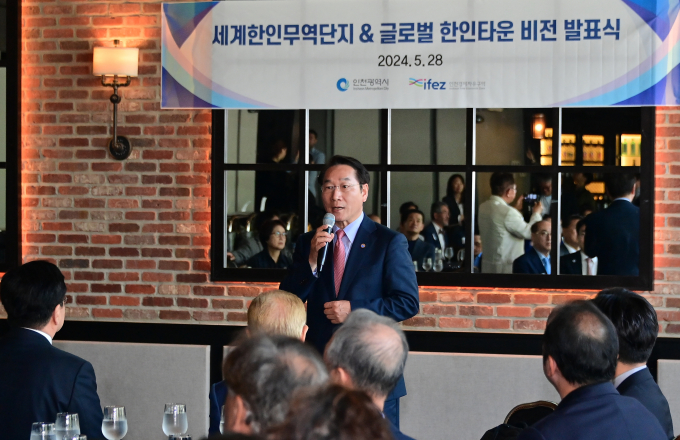 유정복 인천광역시장이 28일 미국 저지시티(Jersey Ctiy)에서 열린 '세계한인무역단지&글로벌 한인타운 비전 발표식'에서 환영사를 하고 있다./사진제공=인천시