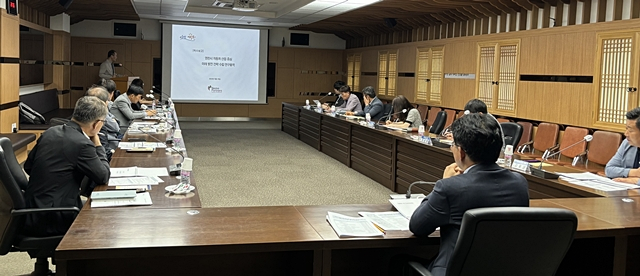 지난 28일 영천시청 영상회의실에서 '자동차산업 중심 미래 발전 전략 수립 연구용역' 착수보고회가 열리고 있다./사진제공=경북 영천시