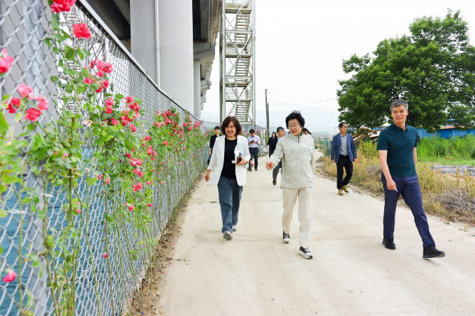 김경희 이천시장(가운데)이 엄진섭 부시장(오른쪽), 경제문화국장, 복지환경국장, 정책보좌관 등 관계자들과 함께 '알음길 걷기 좋은 길 제2회 로드체킹을 하고 있다. / 사진제공=이천시
