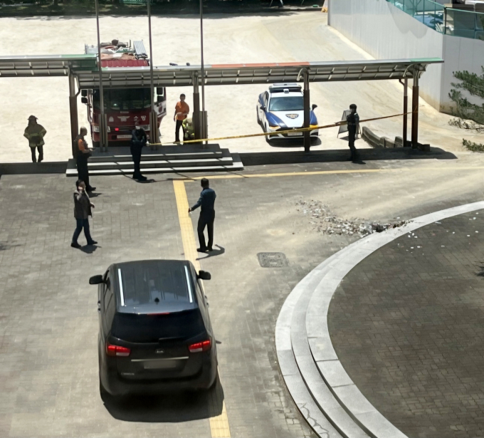 서울 노원구 한 중학교에서 북한이 살포한 대남 전단으로 추정되는 물체가 발견됐다. 사진은 북한이 날려 보낸 것으로 추정되는 ‘오물 풍선’이 29일 서울 노원구 한 중학교에서 발견돼 경찰과 소방 당국이 잔해를 수거 중인 모습. /사진=뉴스1(독자 제공)