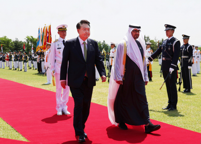 윤석열 대통령과  모하메드 빈 자이드 알 나흐얀 아랍에미리트(UAE) 대통령이 포괄적경제동반자협정(CEPA)을 체결하고 다양한 분야에서 협력을 이어나가기로 했다. 사진은 29일 오전 서울 용산구 등 도심에서 공군 특수비행팀 '블랙이글스'가 아랍에미리트(UAE) 대통령 국빈 방한 기념 축하비행을 하는 모습. / 사진= 뉴시스