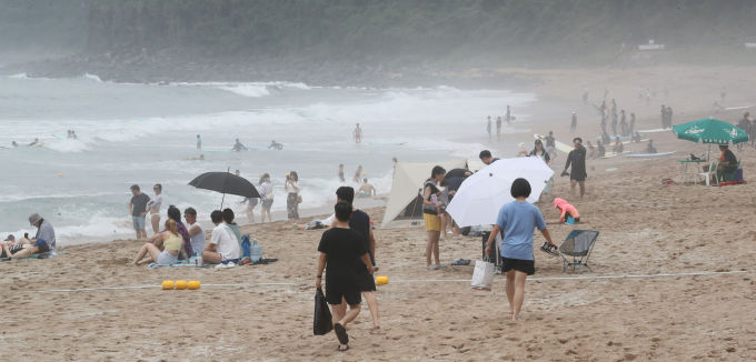 30일 전국이 오전에 맑다가 오후부터 흐려질 예정이다. 사진은 지난해 7월2일 제주 서귀포시 중문색달해수욕장에서 도민과 관광객들이 해수욕을 즐기는 모습. /사진=뉴스1