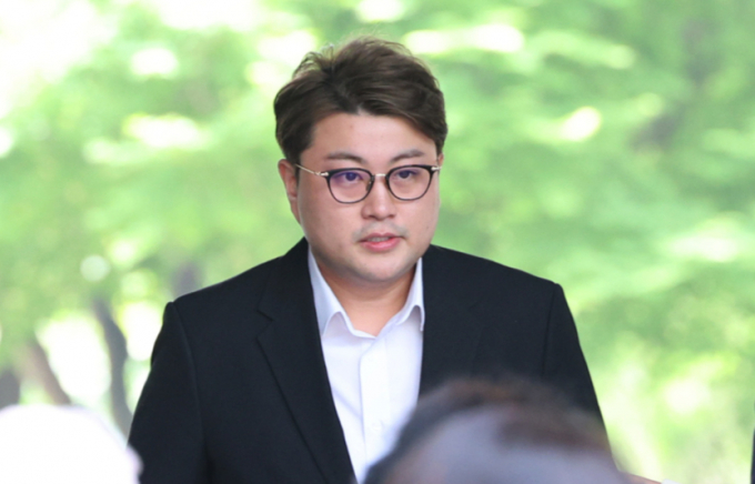 음주운전으로 뺑소니 사고를 내 구속된 가수 김호중에 대해 KBS가 방송 출연 정지를 결정했다.사진은 지난 24일 서울 서초구 서울중앙지방법원에서 열린 영장실질심사(구속 전 피의자심문)에 출석한 가수 김호중. /사진=스타뉴스