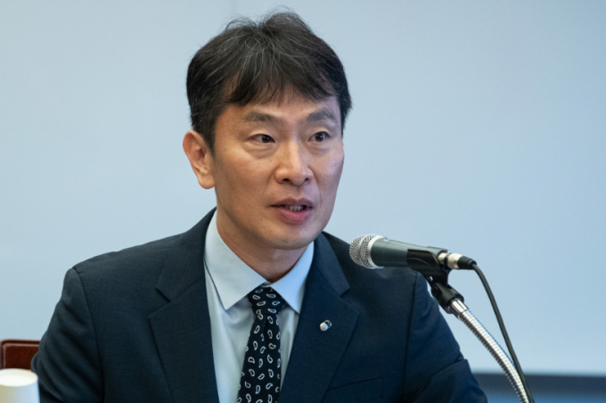 이복현 금융감독원장과 보험사 CEO들이 이달 30일 만나 대출 부실 대책에 대해 논의한다.  이복현 금융감독원장이 29일 서울 강남구 건설회관에서 열린 부동산PF 연착륙을 위한 건설업계 간담회에서 모두 발언을 하고 있다./사진=뉴스1 /사진=(서울=뉴스1) 유승관 기자