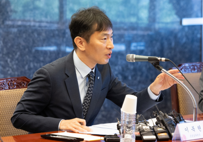 이복현 금융감독원장이 오늘(30일) 보험사 CEO들과 만나 부동산 PF 리스크 해소방안을 논의한다. 이복현 금융감독원장이 29일 오전 서울 강남구 건설회관에서 열린 부동산 PF 연착륙을 위한 건설업계 2차 간담회에서 발언하고 있다. /사진=뉴스1 황준선 기자