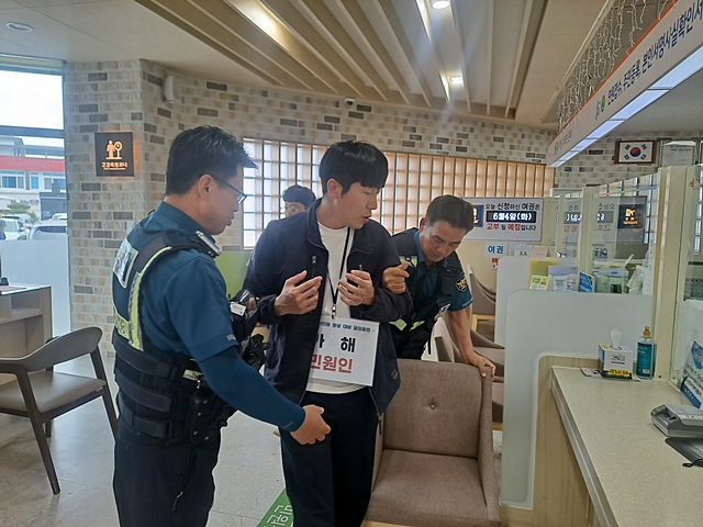 지난 27일 의성군청 민원실에서 특이민원 발생 대비 경찰 합동 모의훈련이 진행되고 있다./사진제공=경북 의성군