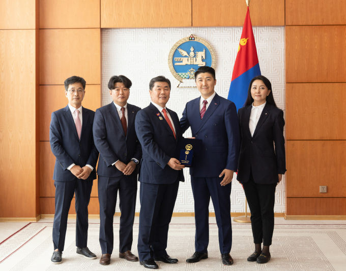 몽골 대통령 명의의 '우정의 메달'받은 대한항공/사진제공=대한항공