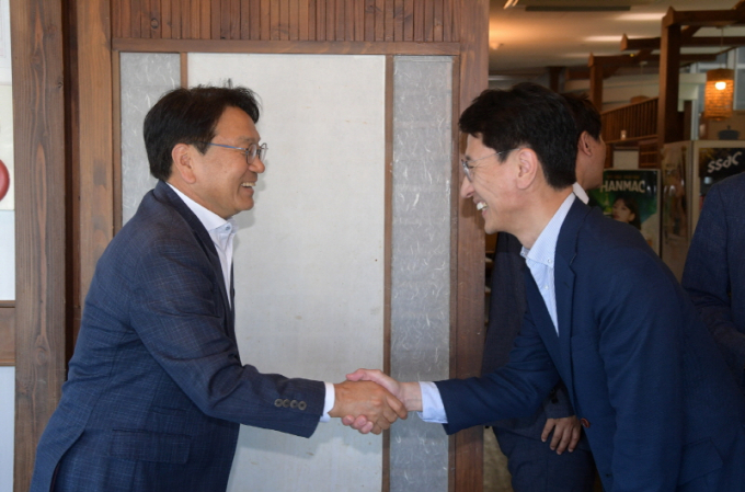 강기정 광주광역시장(왼쪽)이 29일 광주를 찾은 김윤상 기획재정부 2차관을 만나 미래차 생태계 구축과 관련한 지역 현안 사업들에 대한 국가예산 지원을 요청했다./사진=광주시 