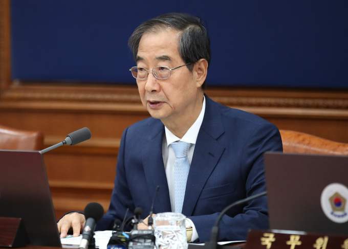 정부가 29일 긴급 임시 국무회의에서 세월호피해지원법 개정안은 원안대로 의결하고 그 외 쟁점 법안 4개는 국회 재논의를 요구하는 안건을 심의했다. 사진은 한덕수 국무총리가 29일 서울 종로구 정부서울청사에서 열린 임시 국무회의에서 발언하는 모습. /사진=뉴스1