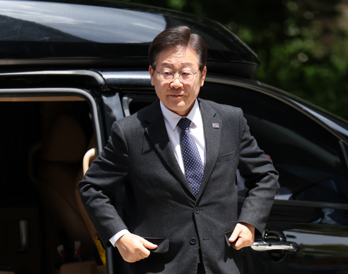'이재명 더불어민주당 대표에게 위해를 가하겠다'는 취지로 신고를 한 혐의(위계에 의한 공무집행방해)로 기소된 A 씨(60)에게 징역 4월에 집행유예 2년을 선고하고 보호관찰을 받을 것을 명령했다. 사진은 이 대표. /사진=뉴시스