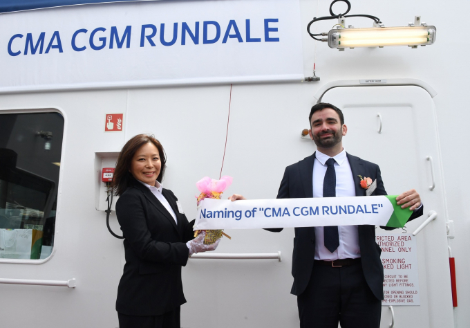 '런데일 호' 선박 진수식에 참여한 (좌)방실 스텔란티스코리아 대표와 (우)CMA CGM 관계자 /사진=스텔란티스코리아