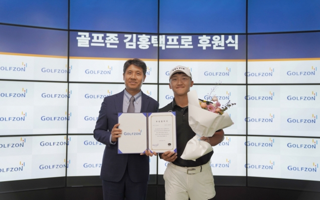 박강수 골프존 대표이사(왼쪽)와 김홍택이 후원 계약 후 기념 촬영을 하고 있다. /사진= 골프존