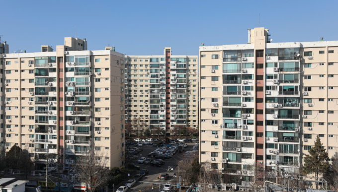 올해 초 서울 강남구 압구정 현대아파트를 80억원 전액 현금으로 매수했다고 알려진 1992년생이 전액대출을 받은 것으로 알려졌다. 사진은 압구정 현대아파트. /사진=뉴시스