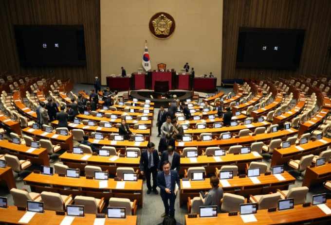 채상병 특검법 부결이 논란이 되고 있는 가운데 윤일병 어머니의 입장문이 공개됐다. 사진은 야당 의원들이 지난 28일 국회에서 열린 제414회국회(임시회) 제2차 본회의 후 회의장을 나서고 있는 모습. / 사진= 뉴시스