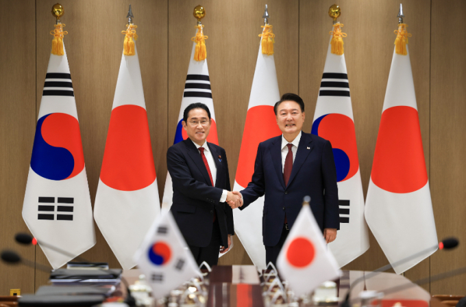 윤석열 대통령(오른쪽)이 지난 26일 용산 대통령실 청사에서 열린 한일 정상회담에서 기시다 후미오 일본 총리와 기념촬영을 하고 있다. /사진=대통령실(뉴스1) 
