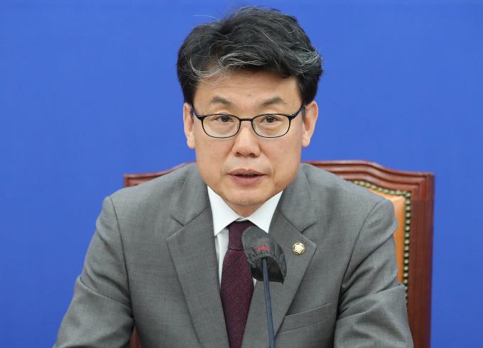 진성준 더불어민주당 정책위의장이 윤석열 대통령의 주요 쟁점 법안 4개에 대한 거부권 행사에 "22대 국회에서 다시 발의해서 추진할 것"이라고 말했다. 사진은 진 의장이 지난 16일 서울 여의도 국회에서 열린 정책조정회의에서 발언하는 모습. /사진=뉴스1