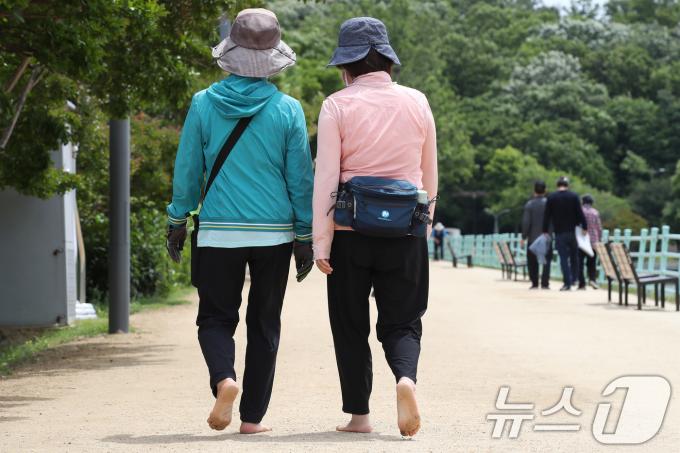밤사이 내리던 비가 그치고 맑은 날씨가 찾아온 27일 오전 대구 수성구 수성못에서 시민들이 산책로를 따라 맨발로 걷고 있다. 2024.5.27/뉴스1 ⓒ News1 공정식 기자