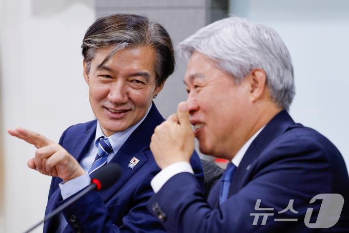 조국 조국혁신당 대표가 29일 오전 서울 여의도 국회의원회관에서 열린 '새로운 제7공화국의 국가 비전, '사회권 선진국'이란 무엇인가' 워크숍에서 서왕진 정책위의장과 대화하고 있다./뉴스1 ⓒ News1 안은나 기자