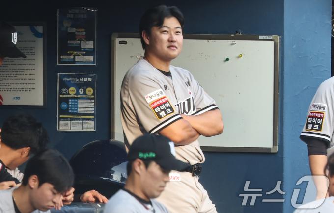 [사진] 경기 지켜보는 오재일