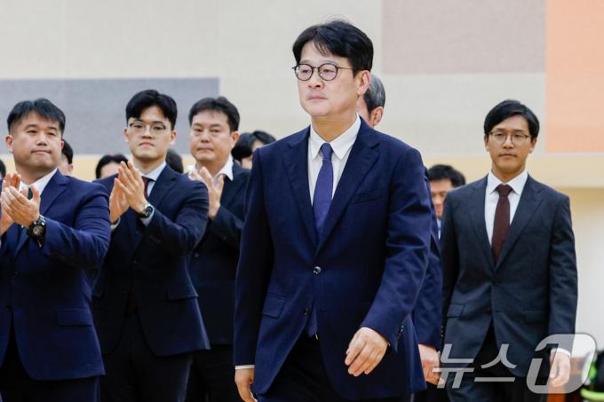 이창수 신임 서울중앙지방검찰청 검사장이 16일 오후 서울 서초구 중앙지검에서 열린 취임식에 입장하고 있다. 2024.5.16/뉴스1 ⓒ News1 안은나 기자