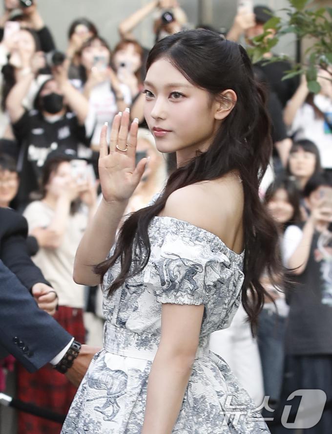 [사진] 뉴진스 해린, 어도어 분쟁 속에도 반짝이는 고양이 소녀