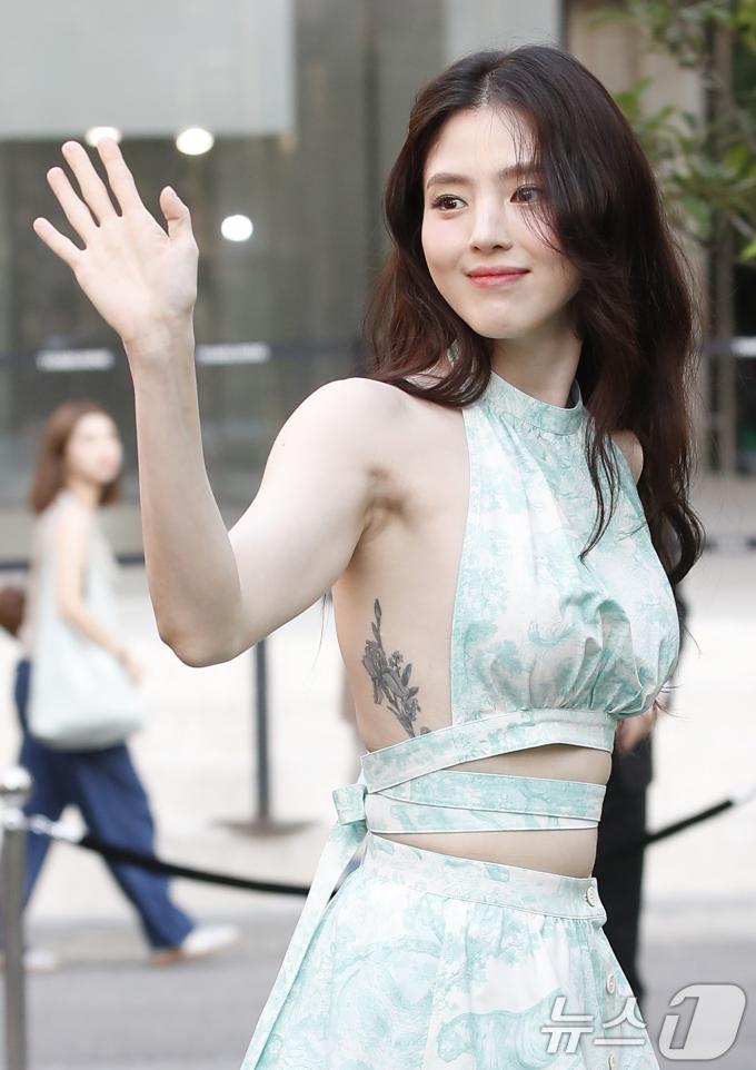[사진] 한소희, 뽀얀 피부에 돋보이는 타투 패션