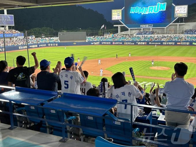 29일 오후 대구 삼성라이온즈파크에서 열린 삼성-키움전에서 박병호의 홈런이 터지자 삼성 팬들이 열광하고 있다. 2024.5.29/뉴스1 ⓒ News1 문대현 기자