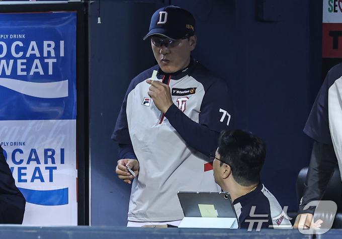 [사진] 경기 지켜보는 이승엽 감독