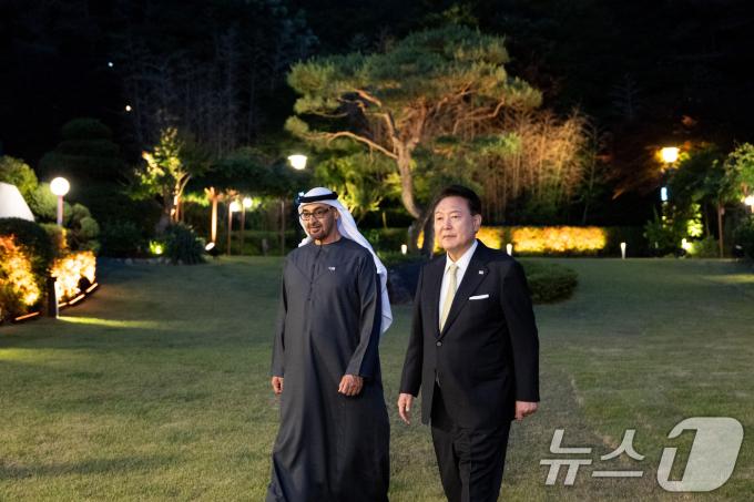 [사진] 윤석열 대통령, 모하메드 UAE 대통령과 관저 산책