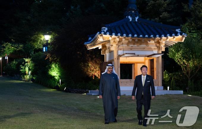 [사진] 윤석열 대통령, UAE 대통령 관저 초청해 차담
