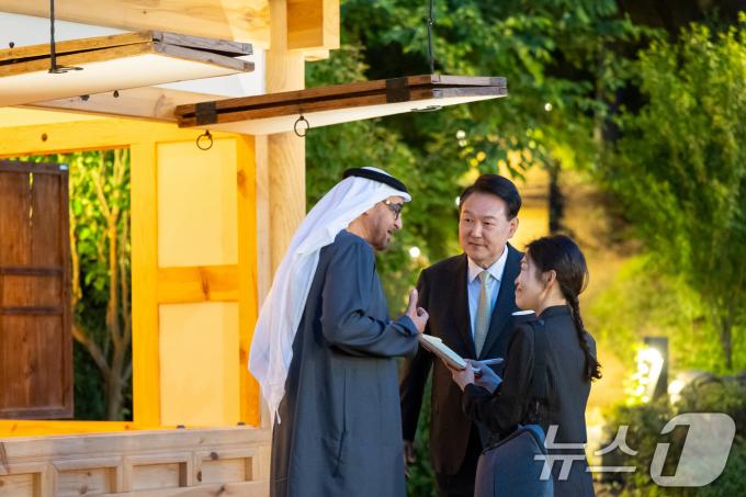 [사진] 윤석열 대통령, UAE 대통령 관저 초청해 차담